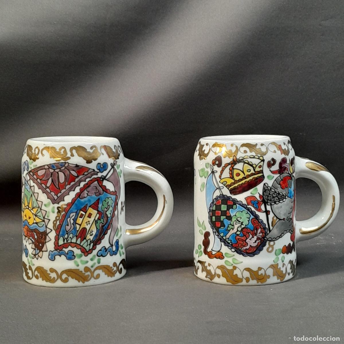 Antig&uuml;edades: PAREJA DE JARRAS DE CERVEZA EN PORCELANA ESMALTADAS Y PINTADAS A MANO. FIRMADAS CIRERA. 1960 CA.