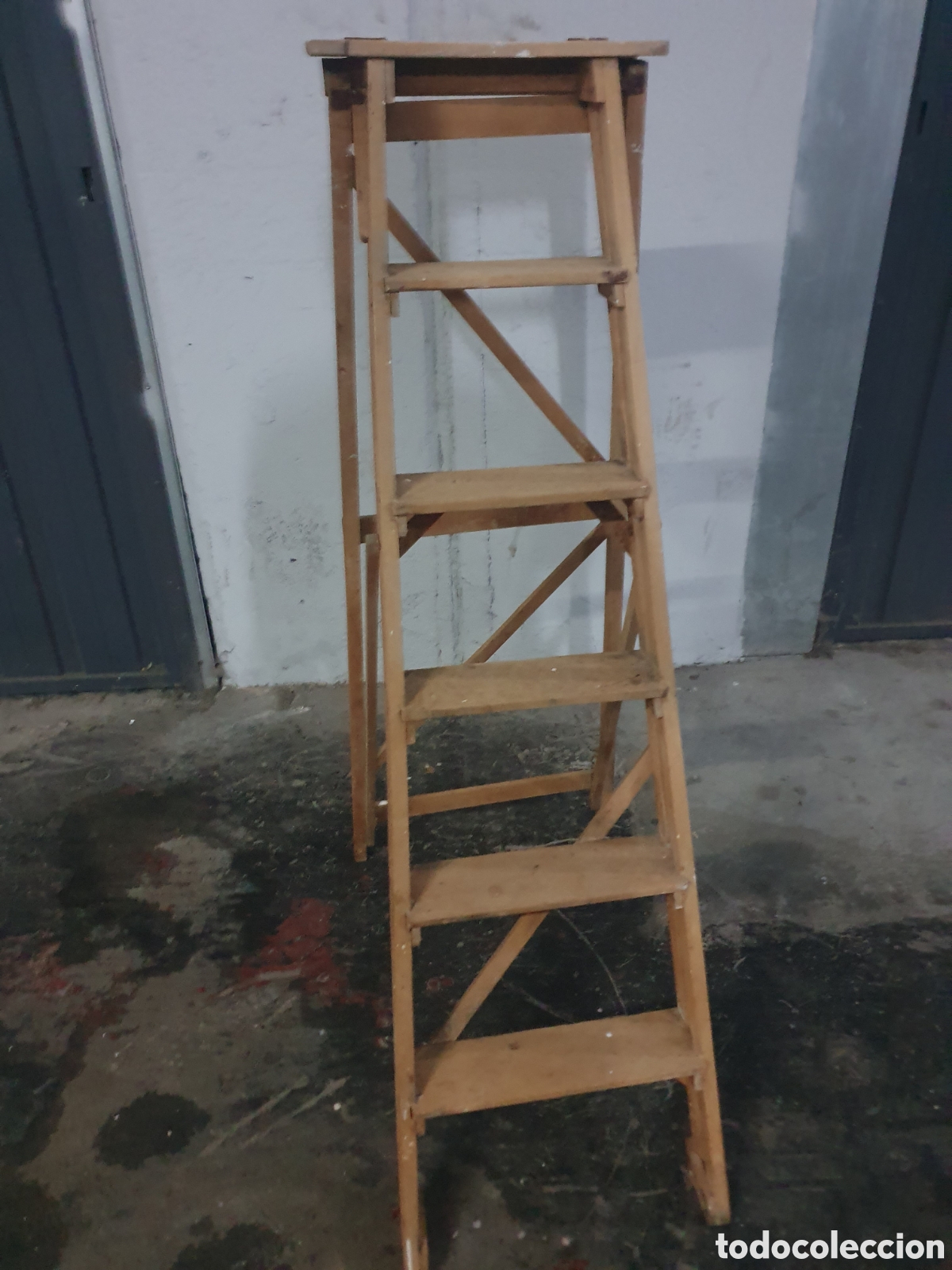 Antig&uuml;edades: ESCALERA DE MADERA DE HAYA. PLEGABLE.