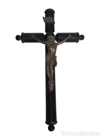 Antig&uuml;edades: Antiguo Crucifijo - Cristo en la Cruz - Madera Ebanizada y Esta&ntilde;o Cincelado - S. XIX