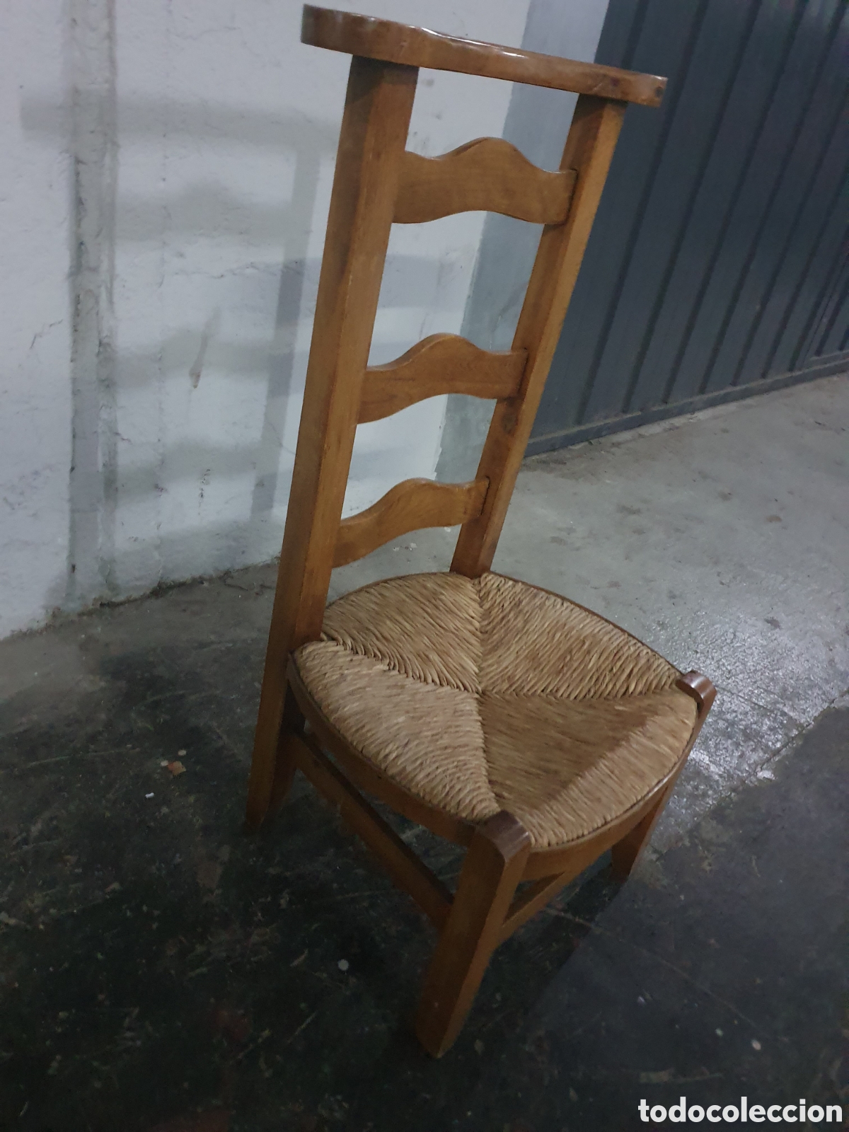 Antig&uuml;edades: RECLINATORIO. MADERA DE HAYA Y ASIENTO DE ENEA.