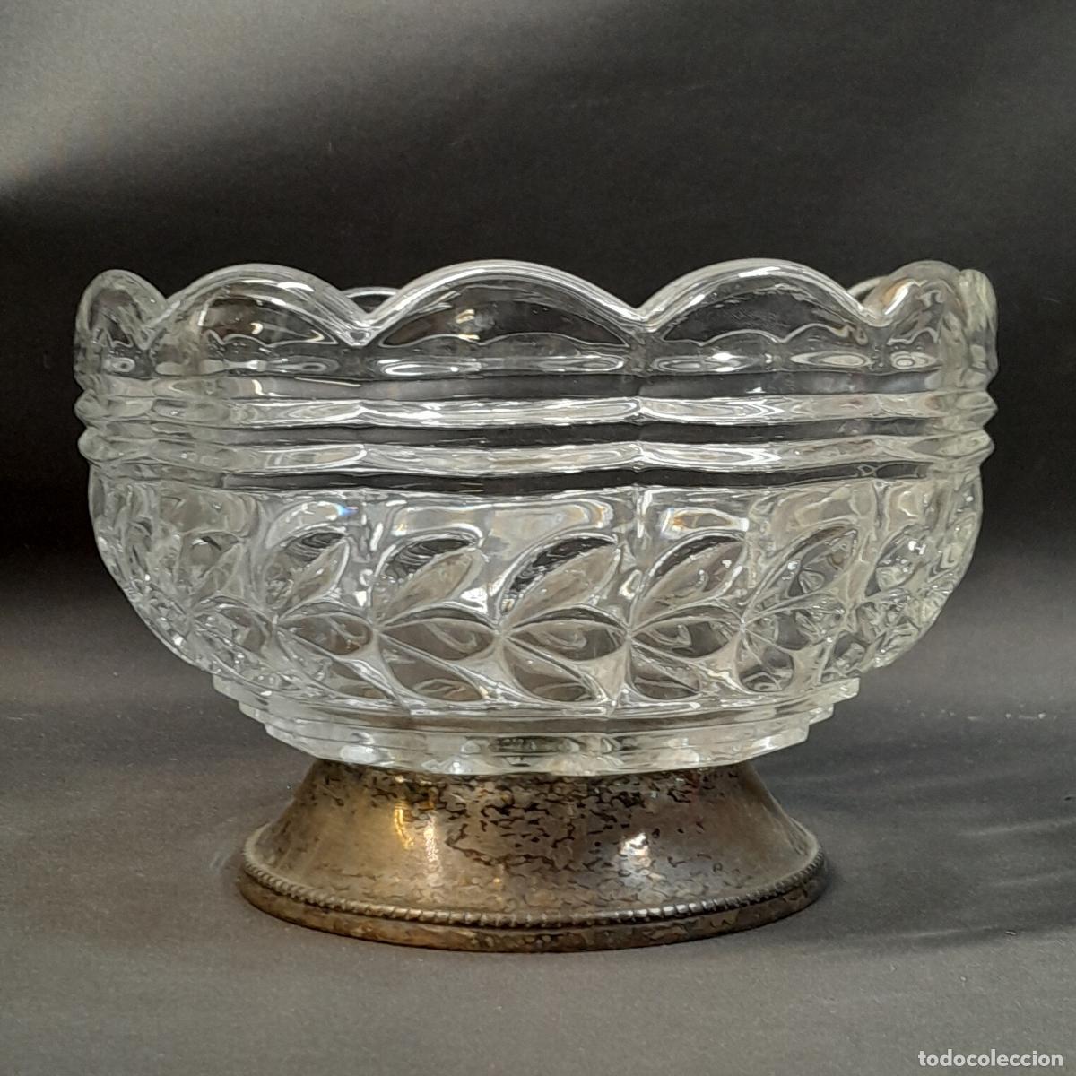 Antig&uuml;edades: CENTRO DE MESA REDONDO REALIZADO EN CRISTAL TALLADO CON BASE DE METAL PLATEADO. MEDIADOS S. XX.