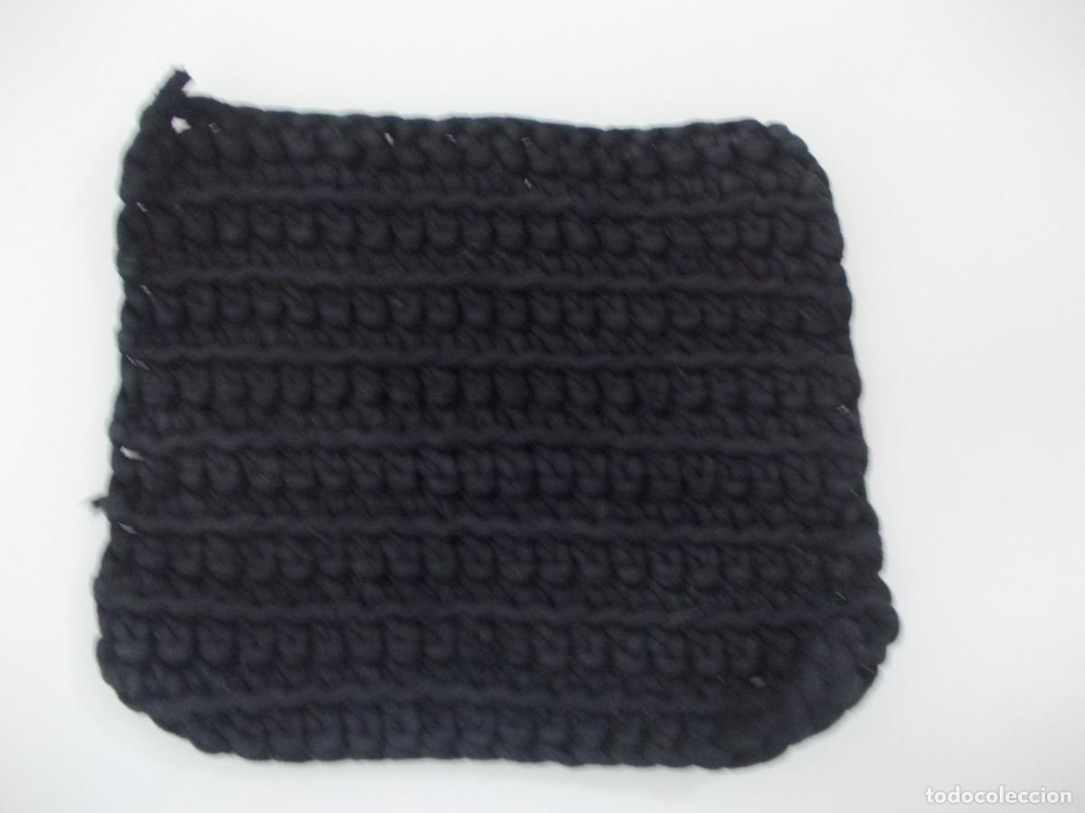 Antig&uuml;edades: Salvamanteles artesanal de hilo grueso pieza cuadrada en color negro tejido a mano