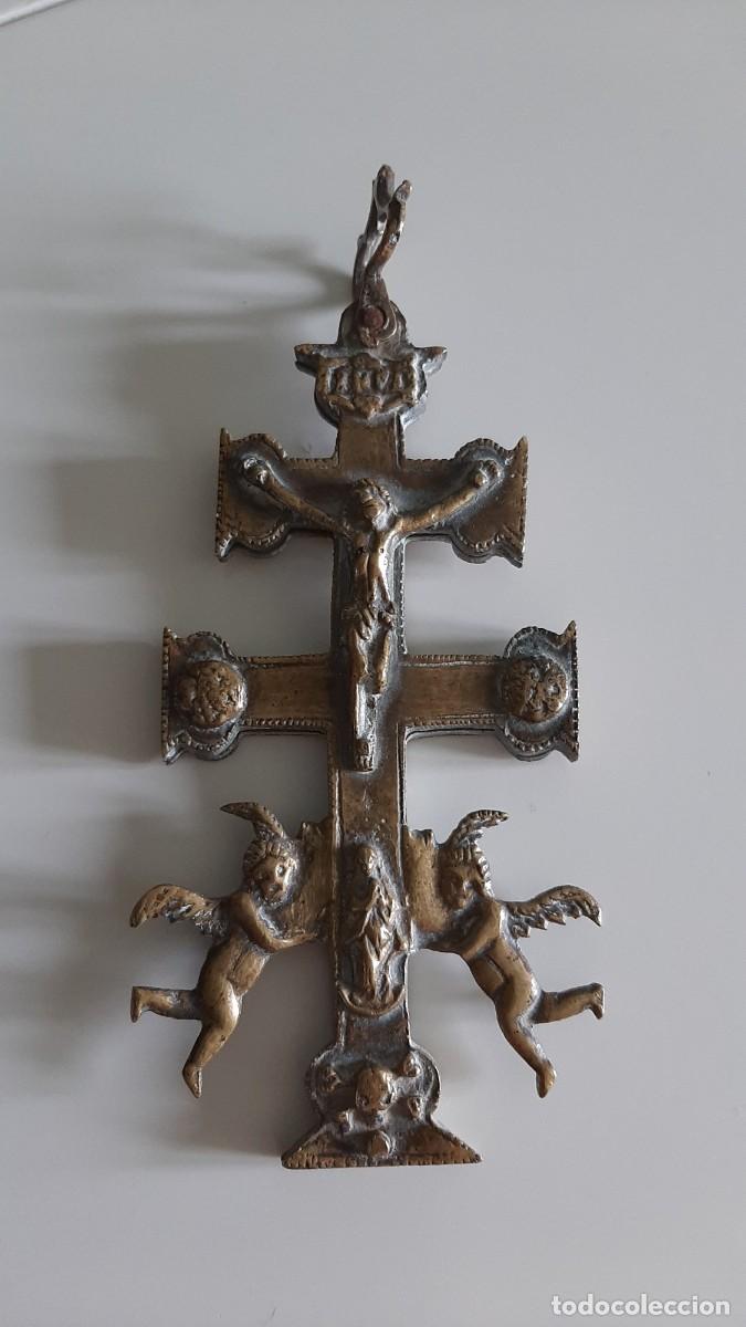 Antig&uuml;edades: Cruz devocional antigua de lat&oacute;n dorado/bronce de estilo Caravaca