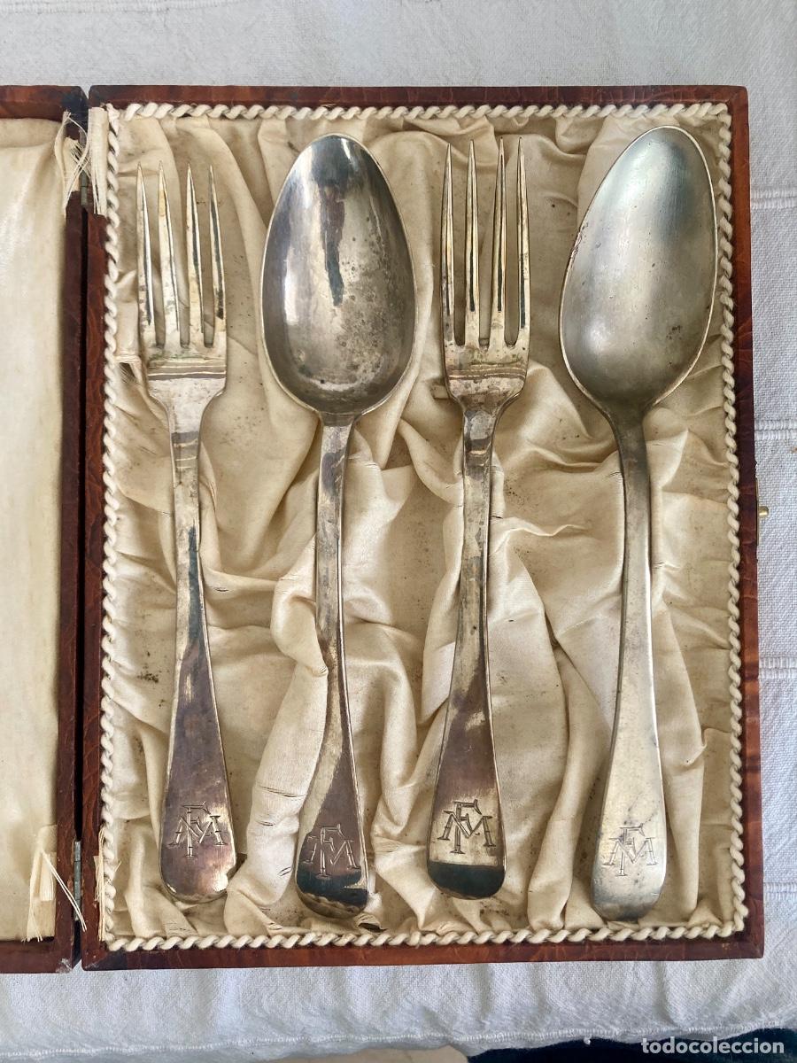 Antig&uuml;edades: Estuche con 2 cucharas y 2 tenedores de plata contrastada, 1920-30