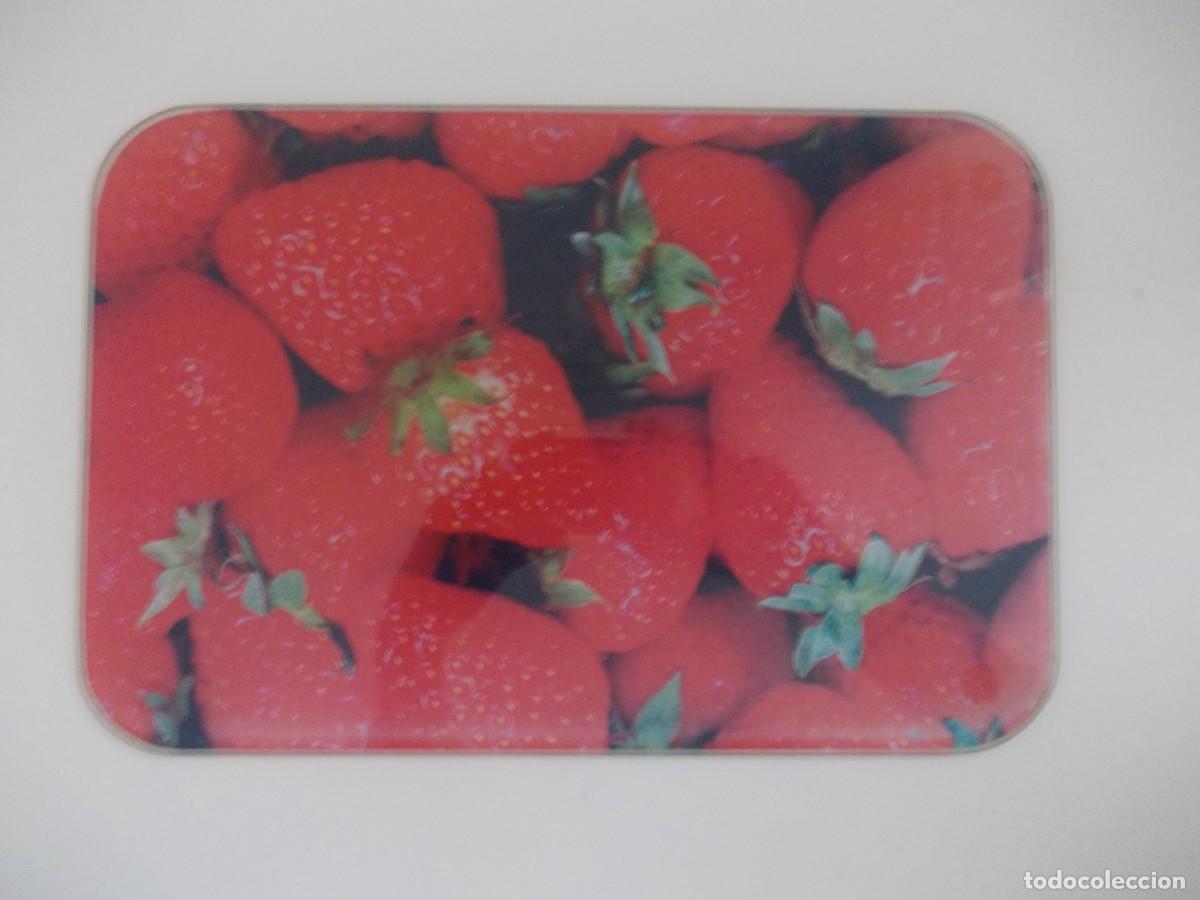 Antig&uuml;edades: Salvamanteles r&iacute;gido con dise&ntilde;o de fresas base blanca perforada pieza de cocina retro-futurista