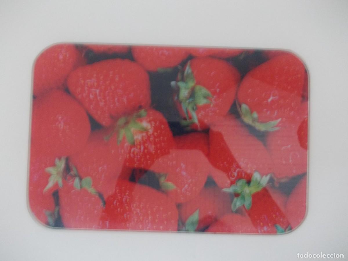 Antig&uuml;edades: Salvamanteles r&iacute;gido con fresas dise&ntilde;o vibrante cocina vintage