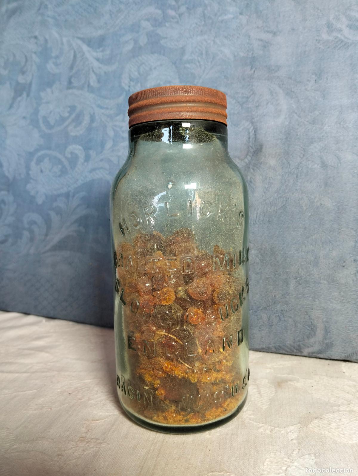 Antig&uuml;edades: Bote frasco de cristal horlicks con piedras minerales o resina de color &aacute;mbar, desgastado a&ntilde;os 40-50