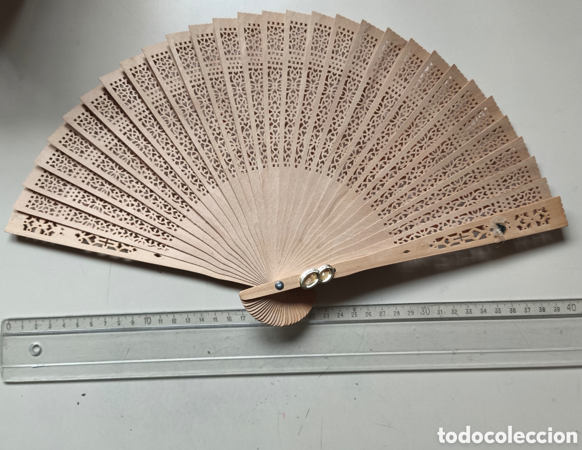 Antig&uuml;edades: ABANICO DE MADERA CALADA - Foto 3