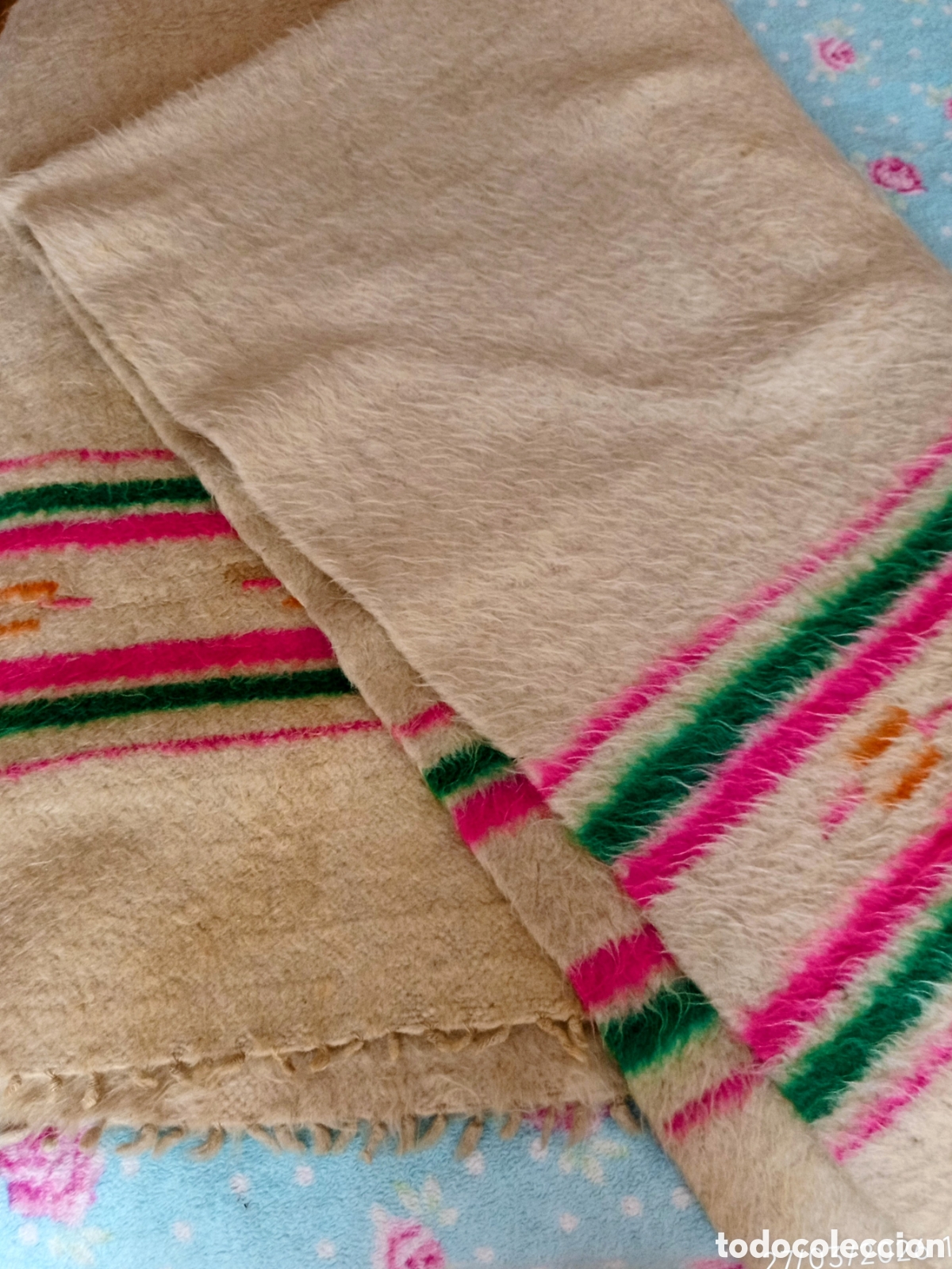 Antiquit&eacute;s: COBERTOR/MANTA aut&eacute;ntica de oveja. Cama de matrimonio.