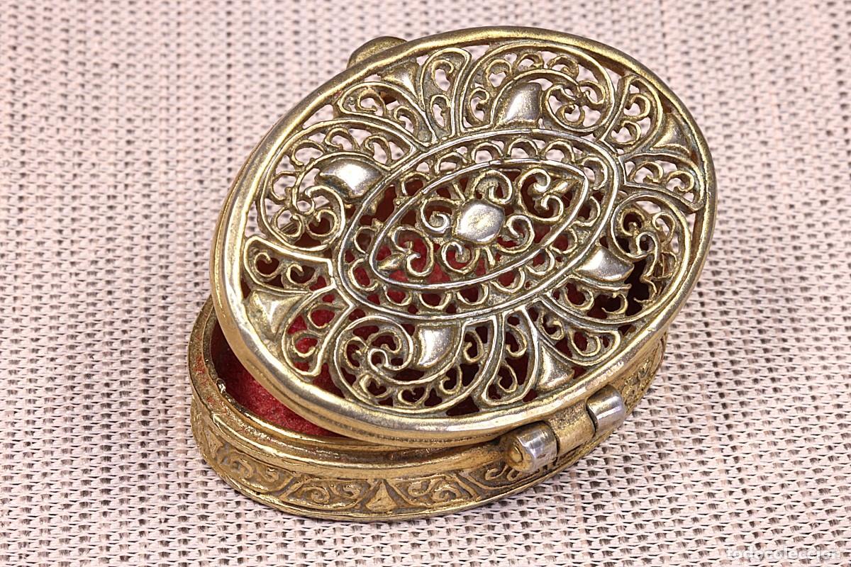 Antig&uuml;edades: Pastillero dorado filigrana. Caja. S.XX Gold filigree pill box. Box. 20th century