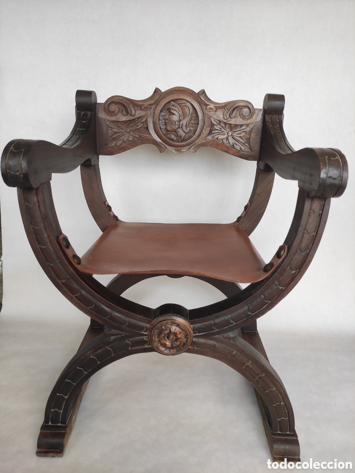 Antig&uuml;edades: Sill&oacute;n de cuero y madera noble macizo