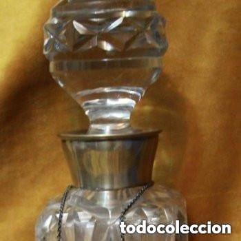 Antiques: Botella cristal grueso tallado. Cuello plata punzonado. Placa de ginebra en metal plateado.