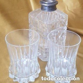 Antiques: Antigua botella de plata y cristal tallado con dos vasos de g&uuml;isqui, con defecto en la boca