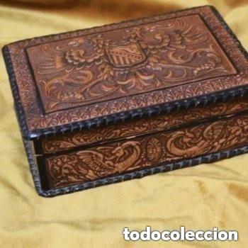 Antiquit&auml;ten: Caja tabaquera de madera y piel. Escudo blasonado con &aacute;guilas en la parte frontal.