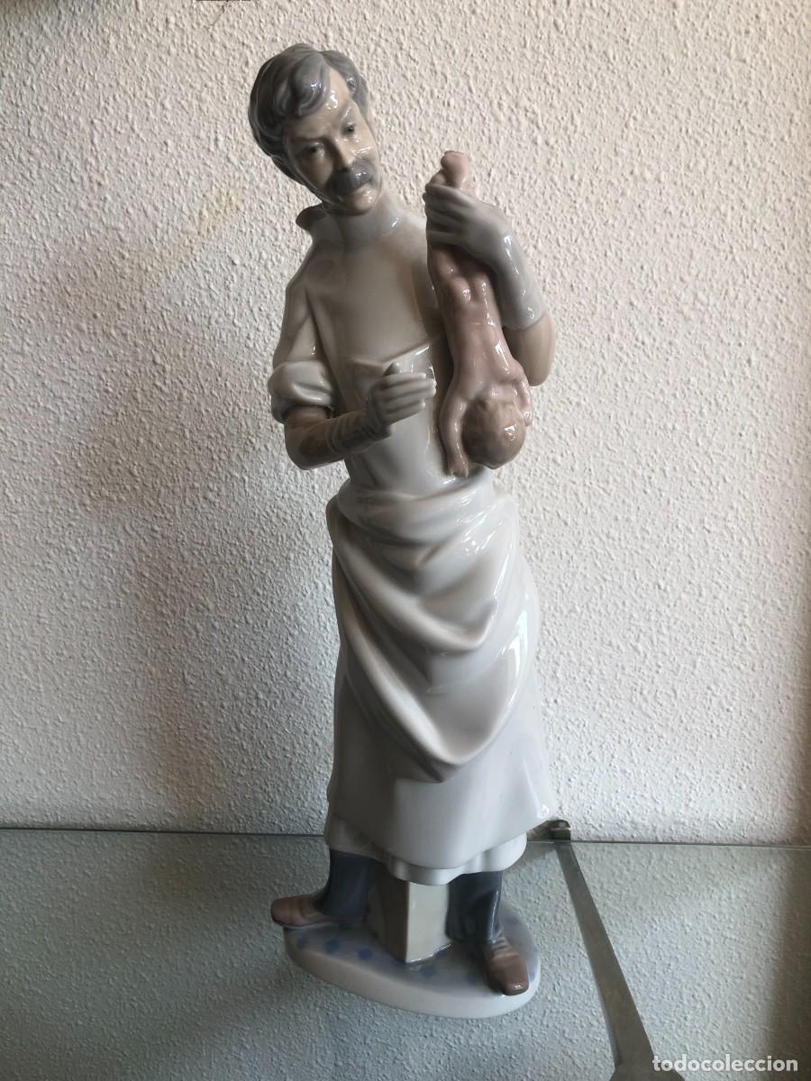 Antig&uuml;edades: FIGURA M&Eacute;DICO LLADR&Oacute;, ALTURA 37 CM.