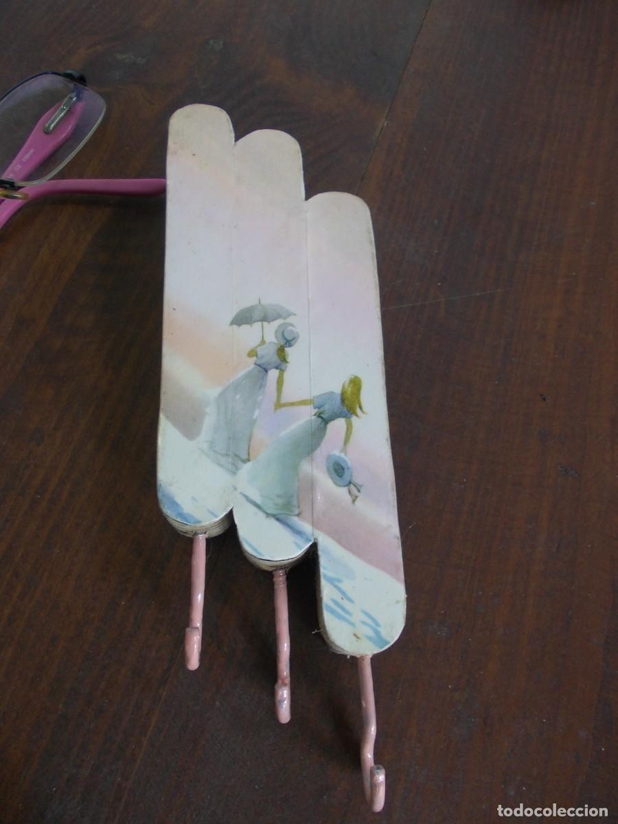 Antig&uuml;edades: Colgador decorativo de madera Ilustraci&oacute;n Damas Escena Retro Estilo Rom&aacute;ntico 3 Ganchos