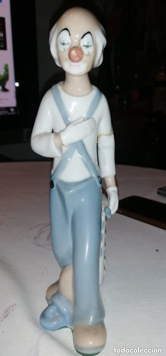 Oggetti Antichi: PORCELANA CASADES, PAYASO CON PANTALONES AZULES, BRETELES Y UN SAXOF&Oacute;N. 23X9,5X5 CMS