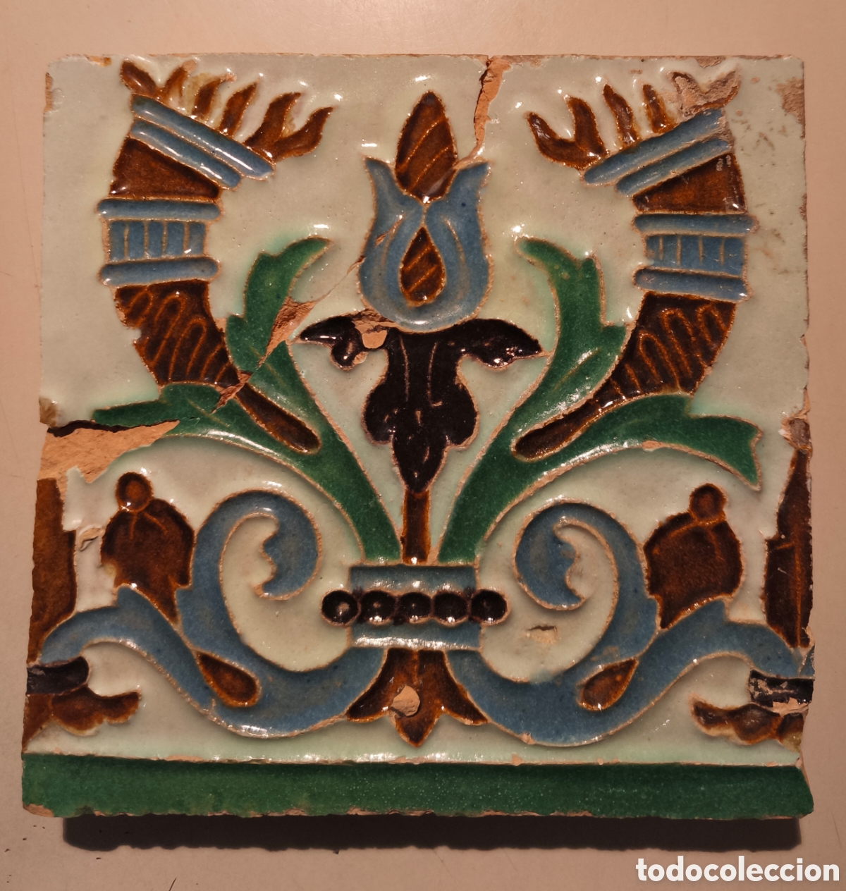 Antig&uuml;edades: Baldosa de cer&aacute;mica antigua, de origen&nbsp;espa&ntilde;ol&nbsp;(espec&iacute;ficamente de&nbsp;Sevilla) que data del&nbsp;siglo XVI.&nbsp;