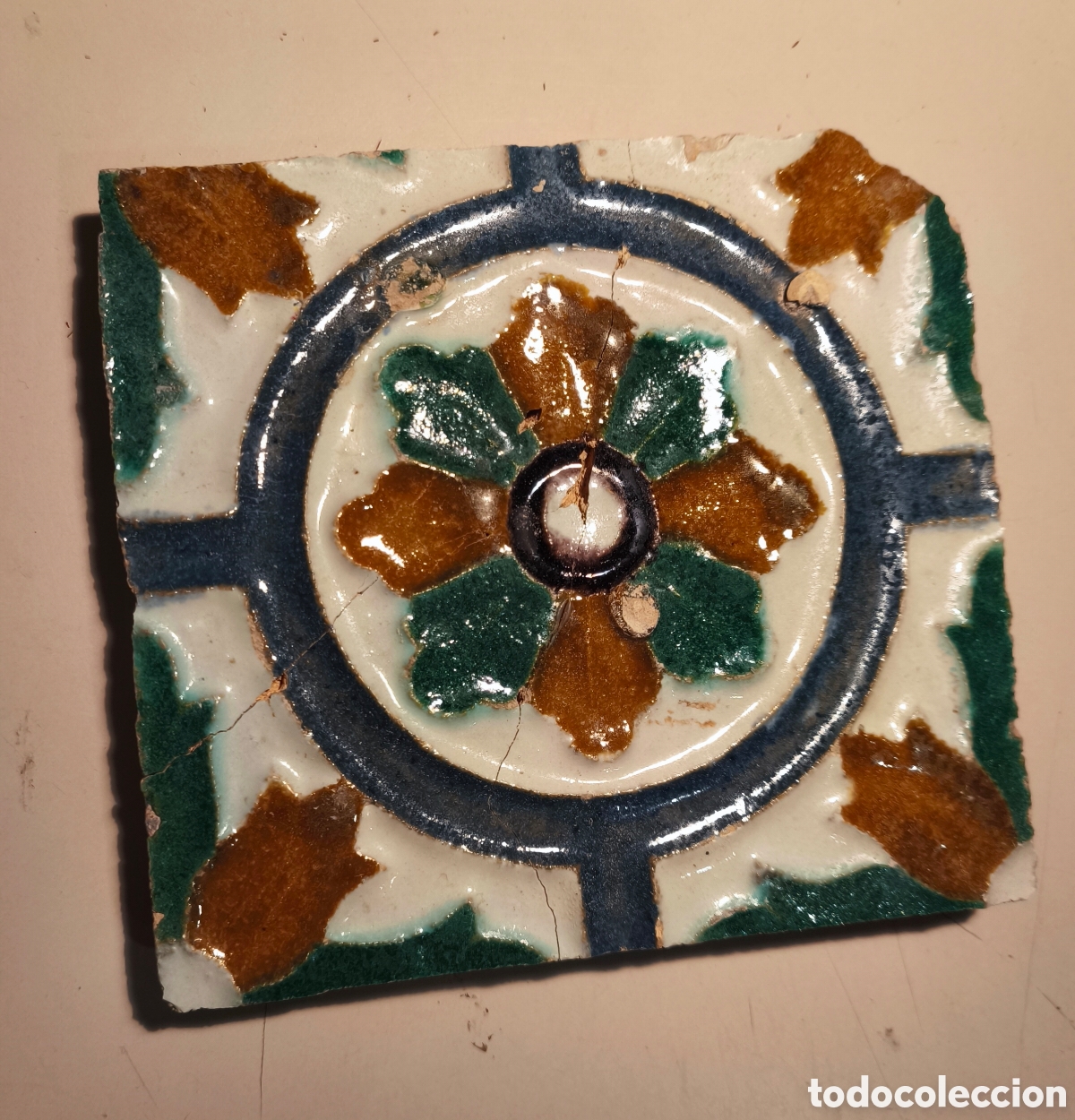 Antiguidades: Baldosa de cer&aacute;mica, espec&iacute;ficamente un&nbsp;azulejo antiguo, de origen andaluz y de influencia morisca.&nbsp;