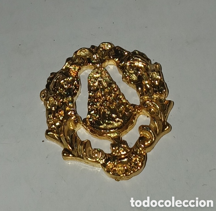 Antig&uuml;edades: INSIGNIA HERMANDAD ROCIO CARMONA SEVILLA BA&Ntilde;O ORO 22 KILATES LAMINADO. EL CORREO 1994