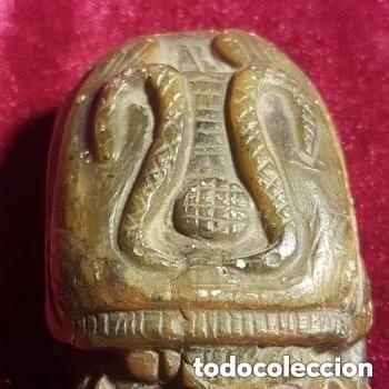 Antig&uuml;edades: Broche tallado en piedra jab&oacute;n o saponita.