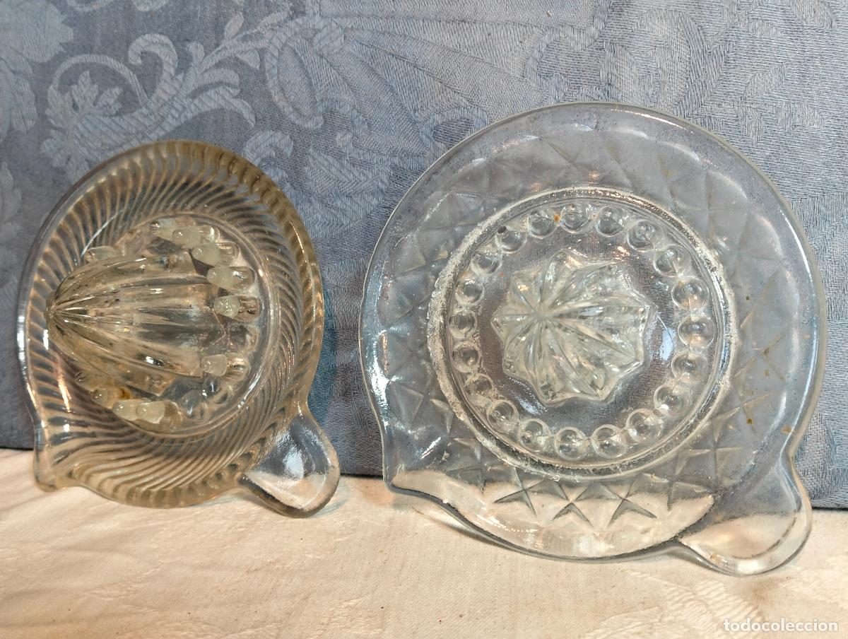 Oggetti Antichi: Pareja exprimidores de vidrio prensado antiguos transparentes de cocina a&ntilde;os 50-60