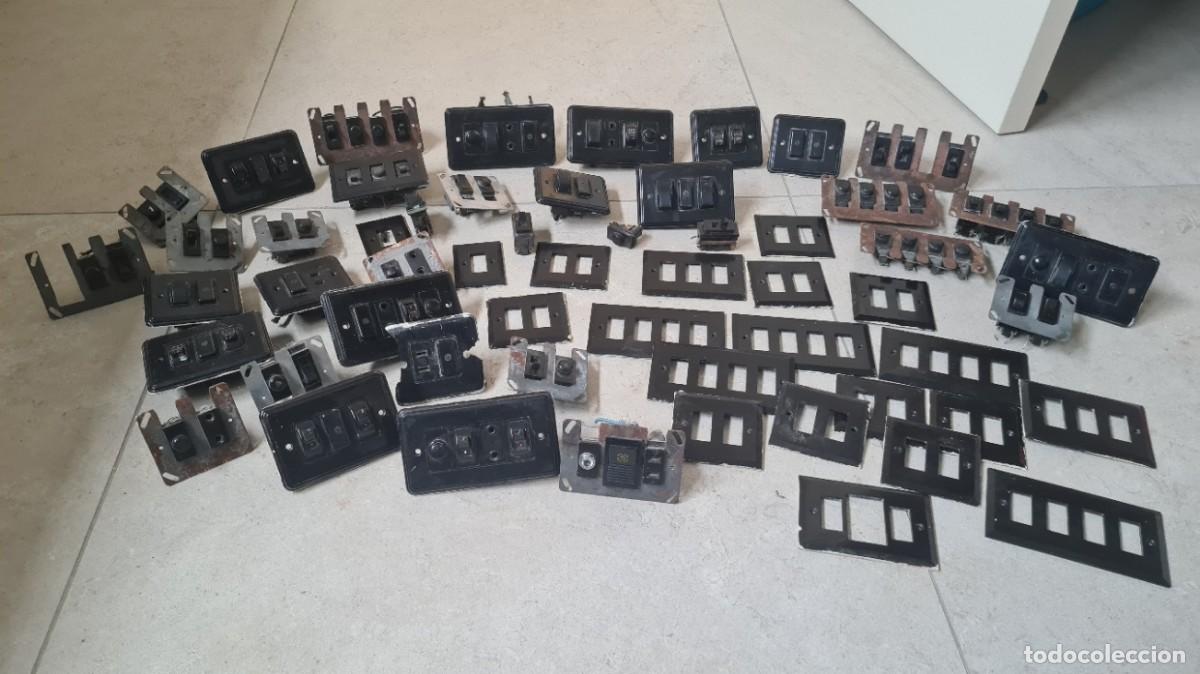Antig&uuml;edades: Lote de interruptores, fusibles, enchufes... antiguos de baquelita