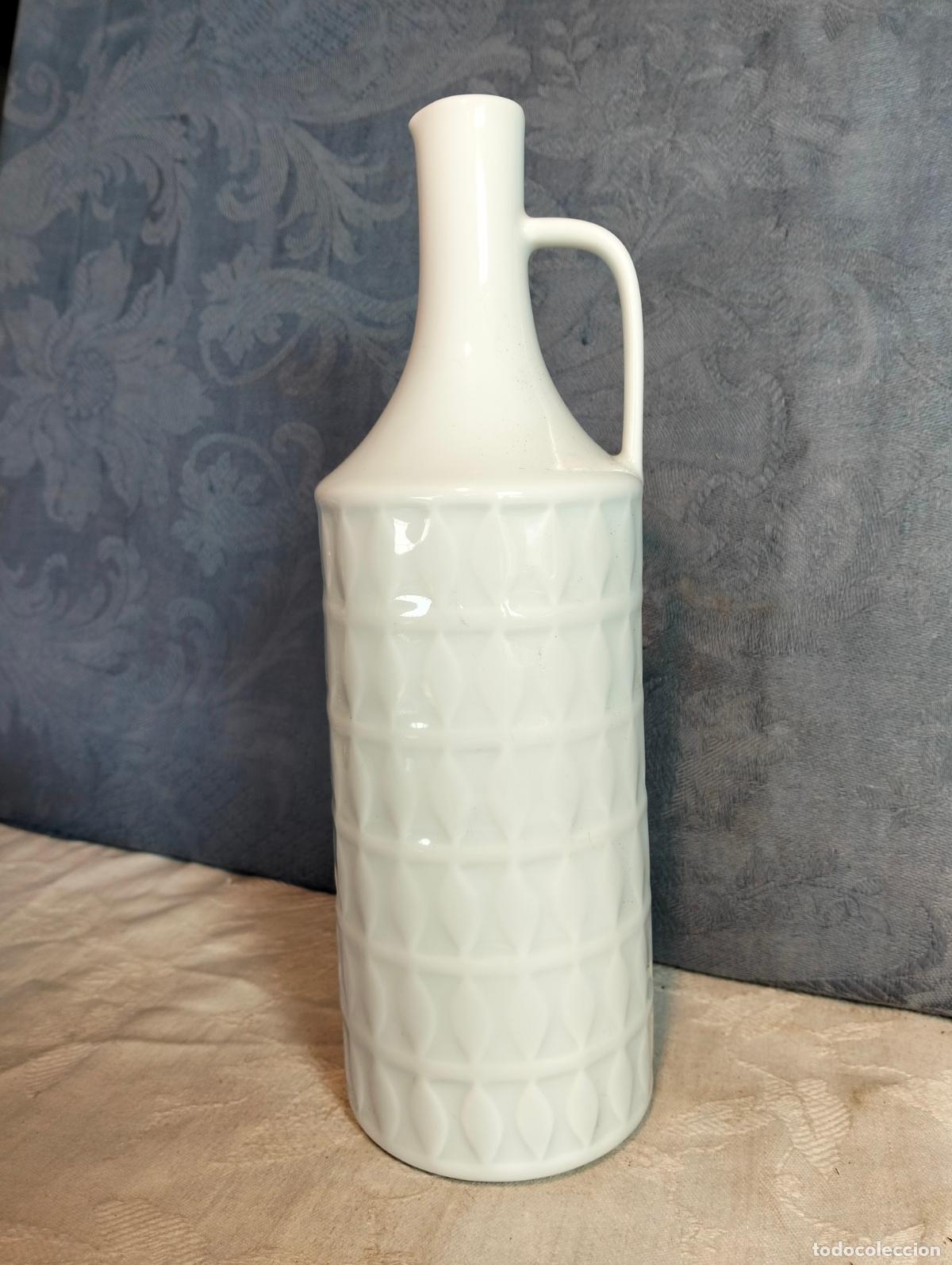 Antig&uuml;edades: Botella jarr&oacute;n de porcelana alemana blanca con relieve geom&eacute;trico y asa lateral vintage a&ntilde;os 60-70