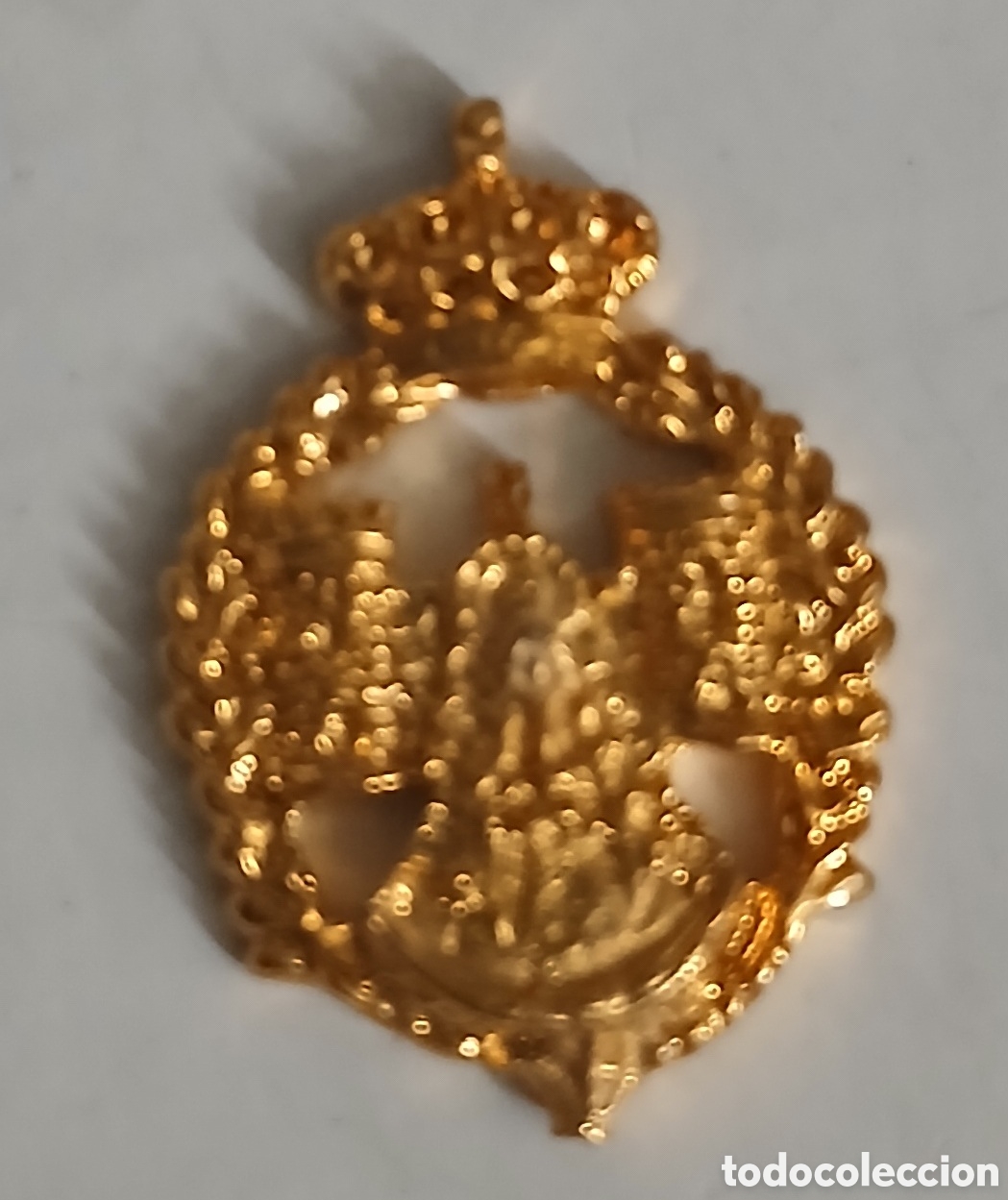 Antig&uuml;edades: INSIGNIA HERMANDAD ROCIO BADAJOZ BA&Ntilde;O ORO 22 KILATES LAMINADO. EL CORREO 1994