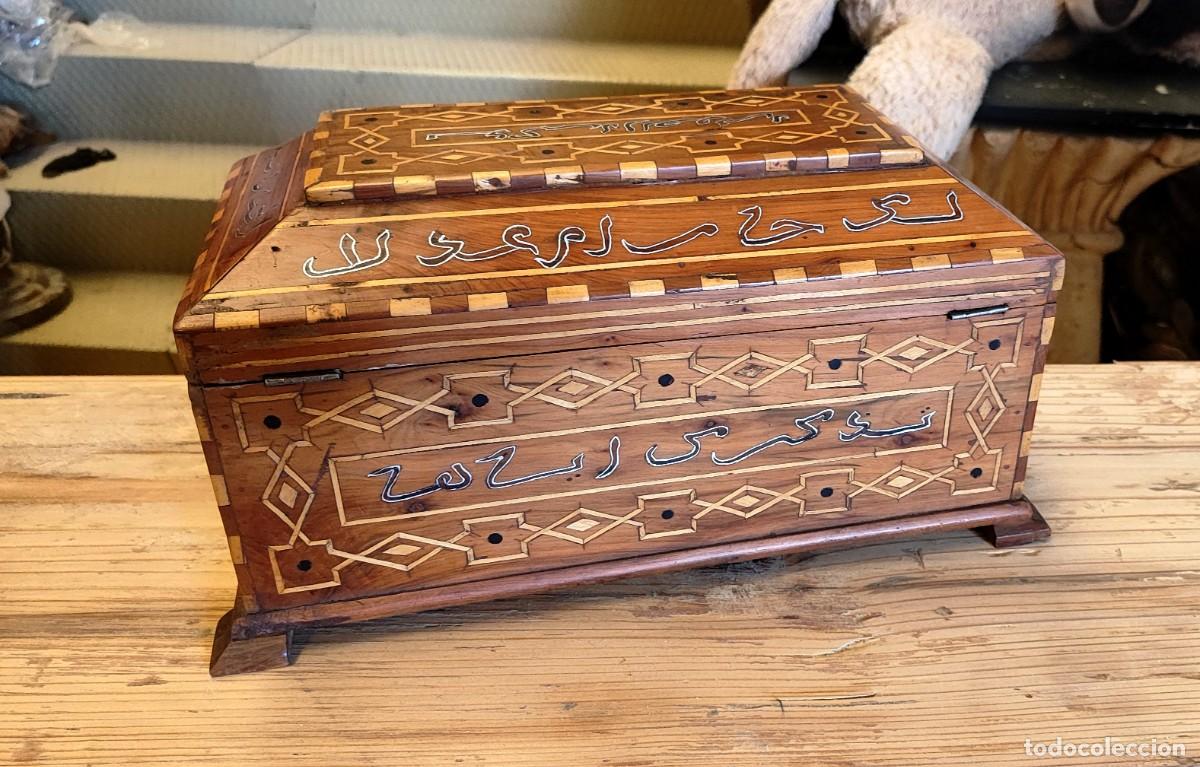 Antig&uuml;edades: Caja de marquetria con incripciones arabes, madera de calidad forma piramidal