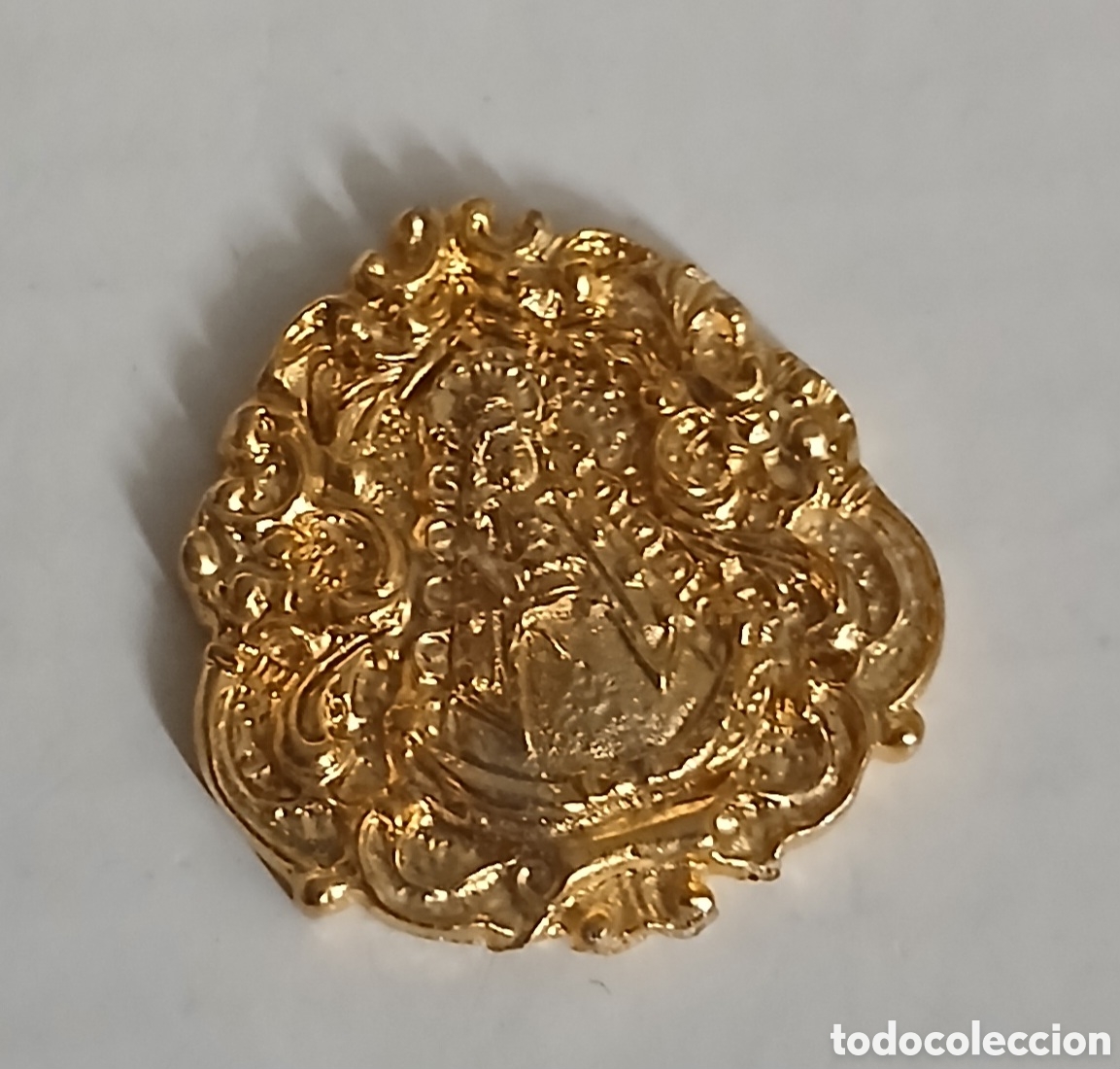 Antig&uuml;edades: INSIGNIA HERMANDAD ROCIO SANLUCAR LA MAYOR SEVILLA BA&Ntilde;O ORO 22 KILATES LAMINADO. EL CORREO 1994