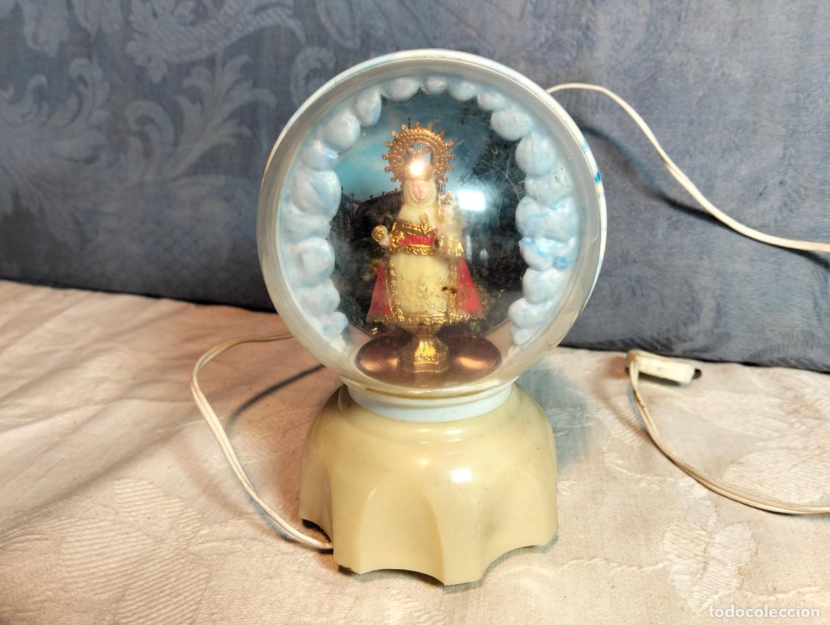 Antig&uuml;edades: Figura religiosa bajo c&uacute;pula bola con base y luz el&eacute;ctrica Virgen del rosario vintage a&ntilde;os 60-70