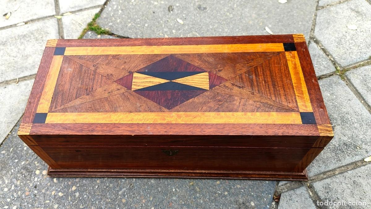 Antig&uuml;edades: Caja antigua de marqueteria, caoba y otras maderas preciosas