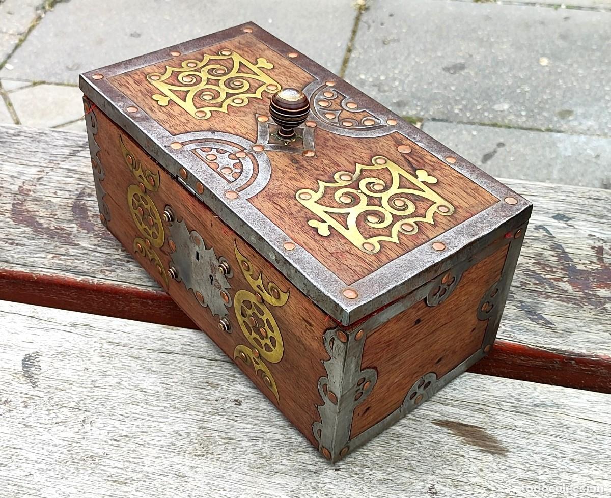 Antig&uuml;edades: Caja antigua tuareg, de madera con laton y metal SXIX