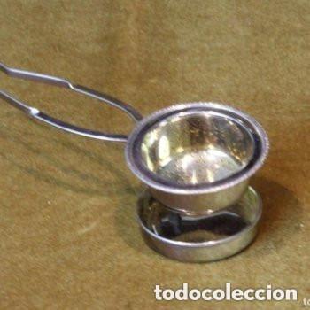 Antig&uuml;edades: Original colador de t&eacute;. Metal dorado.