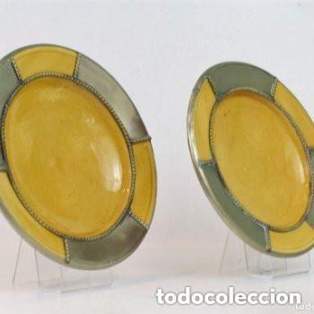 Oggetti Antichi: Dos platos de arcilla esmaltada,color amarillo y gris con ribetes met&aacute;licos.