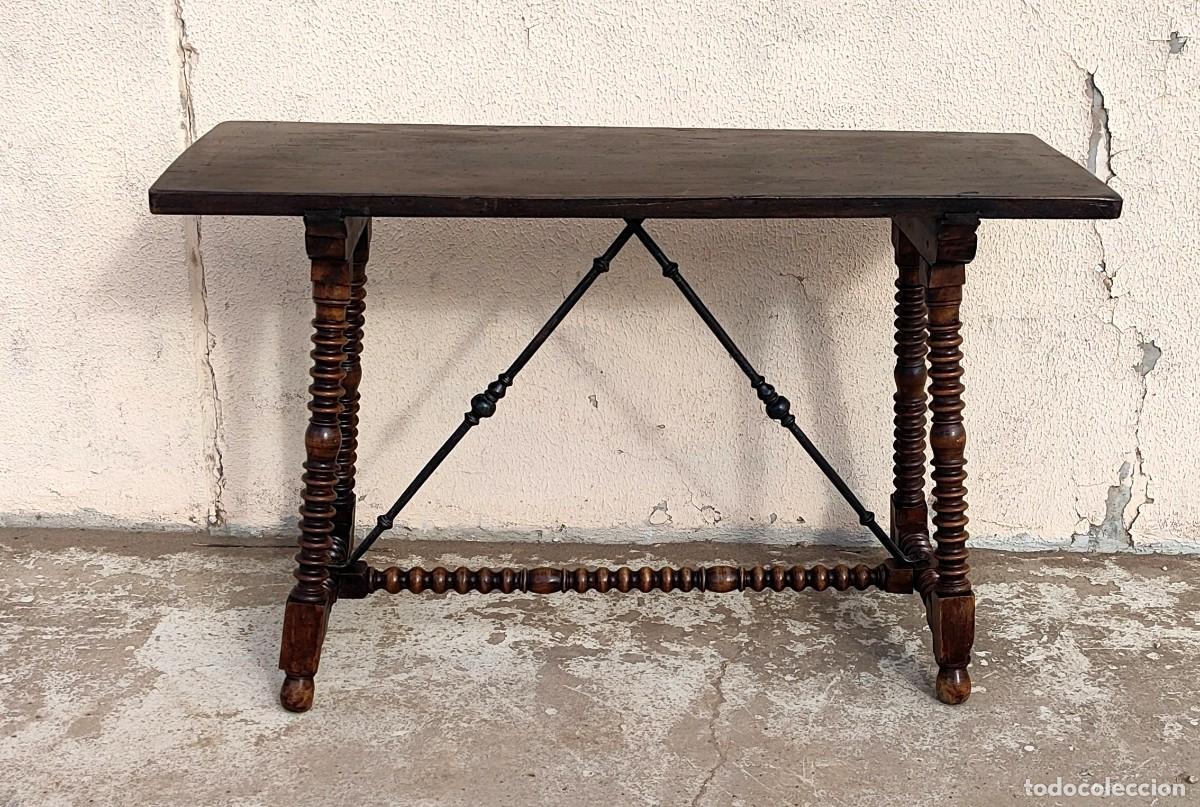Antiques: Mesa bargue&ntilde;era en madera de nogal, fiadores de forja