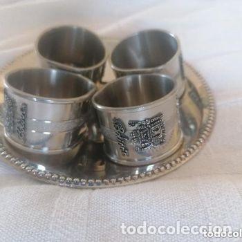 Antig&uuml;edades: Lote de 4 servilleteros de Peltre Boliviano con dibujos Wiracocha en bandeja plateada