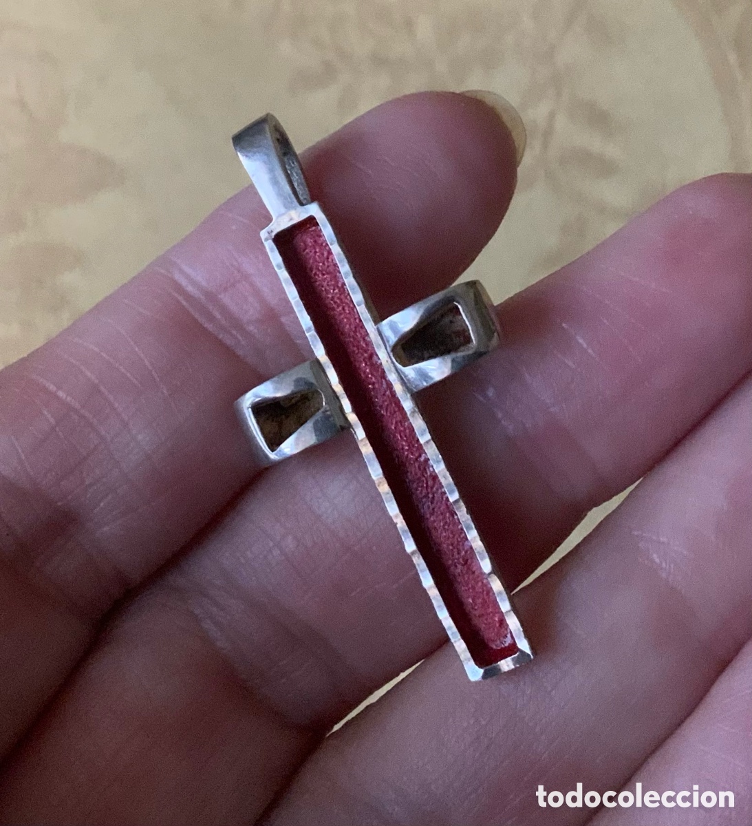 Antig&uuml;edades: CRUZ DE PLATA Y ESMALTE ROJO A&Ntilde;O 70
