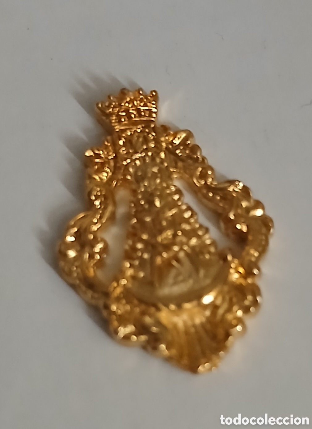 Antig&uuml;edades: INSIGNIA HERMANDAD ROCIO PRIEGO C&Oacute;RDOBA BA&Ntilde;O ORO 22 KILATES LAMINADO. EL CORREO 1994