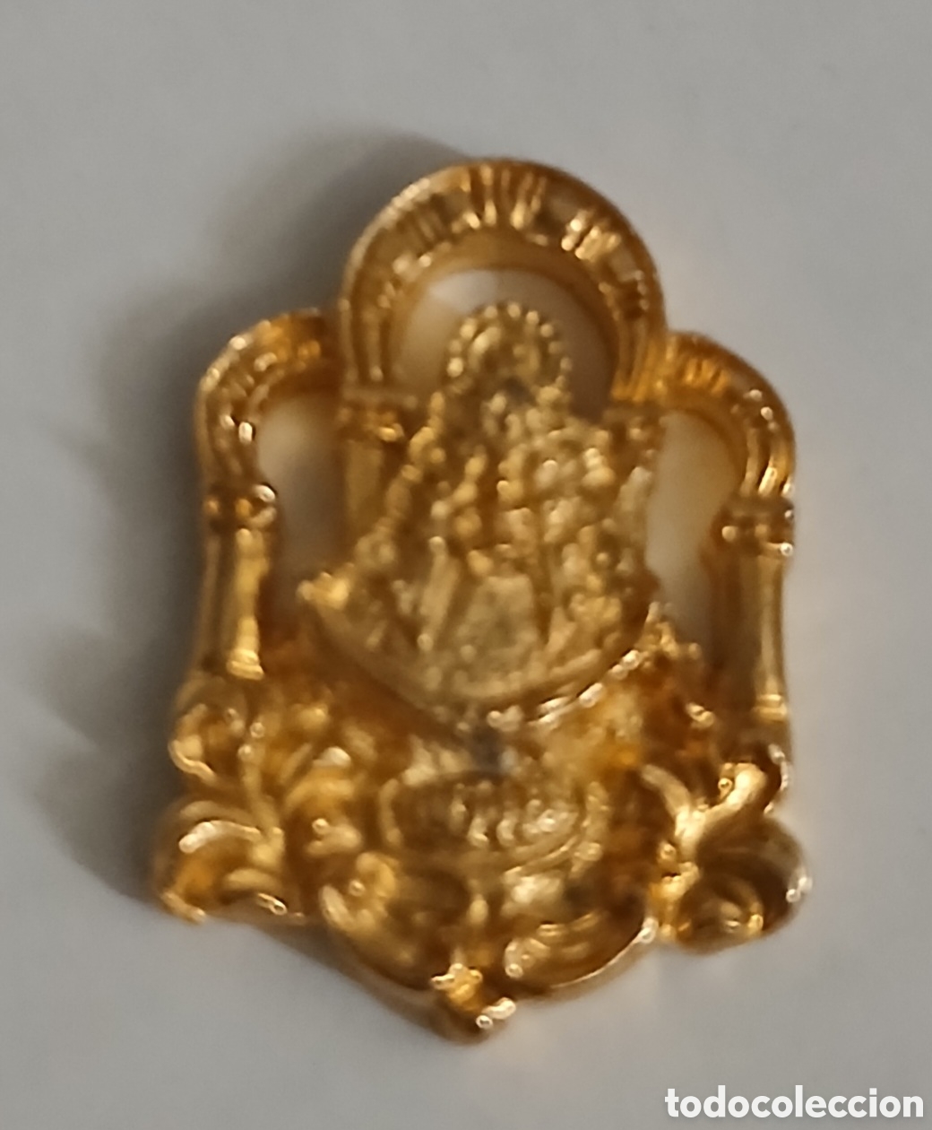 Antig&uuml;edades: INSIGNIA HERMANDAD ROCIO C&Oacute;RDOBA BA&Ntilde;O ORO 22 KILATES LAMINADO. EL CORREO 1994