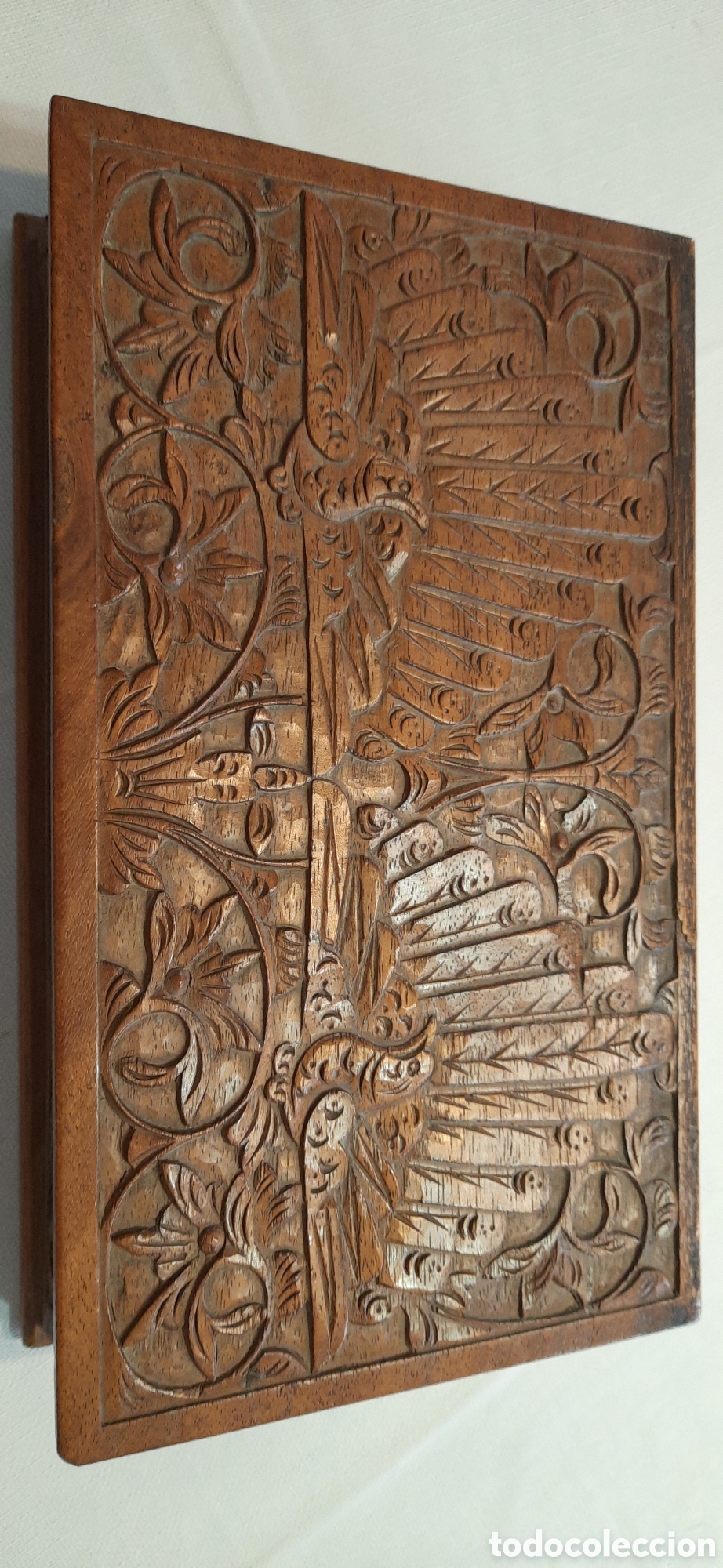 Antig&uuml;edades: Caja de madera tallada para cartas y sellos en forma de libro