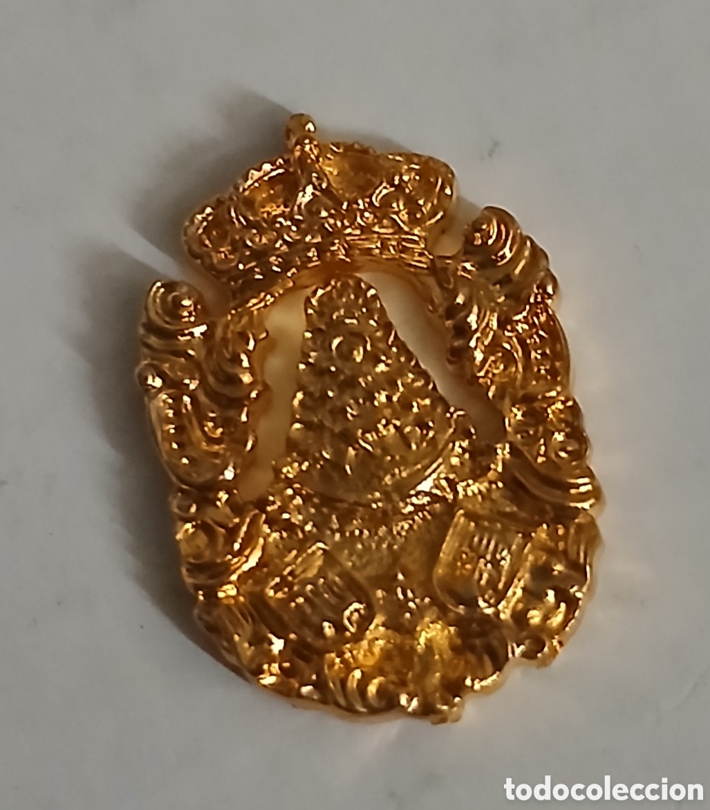 Antig&uuml;edades: INSIGNIA HERMANDAD ROCIO CHUCENA SEVILLA BA&Ntilde;O ORO 22 KILATES LAMINADO. EL CORREO 1994