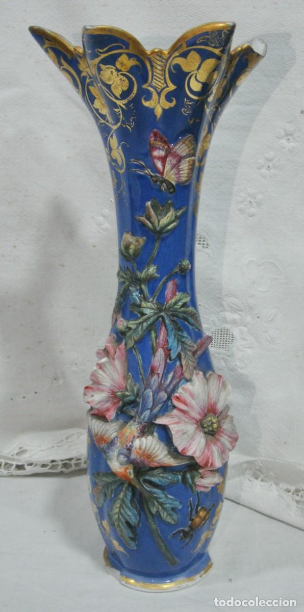 Antig&uuml;edades: Jarr&oacute;n isabelino en porcelana esmaltada azul con relieve naturalista &bull; ca. 1860&ndash;1880