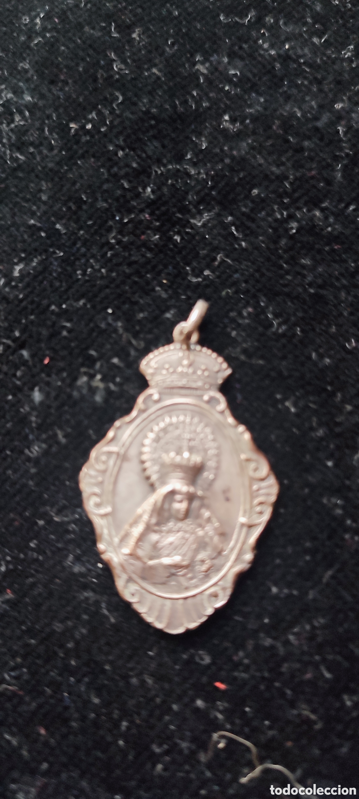 Antig&uuml;edades: Antigua medalla del siglo XIX en plata de la Virgen de la Macarena y el Cachorro de Sevilla