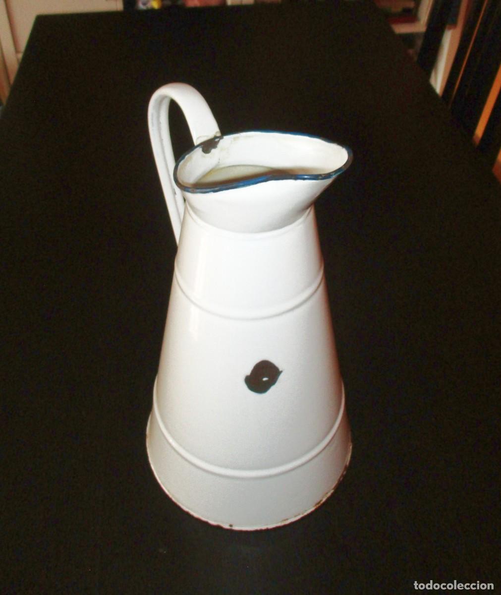 Oggetti Antichi: GRAN JARRA O AGUAMANIL ANTIGUO EN METAL ESMALTADO. 20 X 37 CMS. SELLO FABRICANTE EN LA BASE.