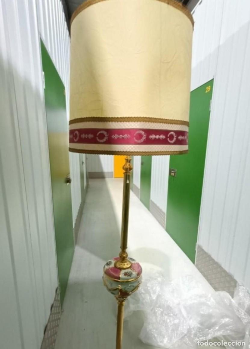 Antig&uuml;edades: L&aacute;mpara de pie en porcelana y bronce