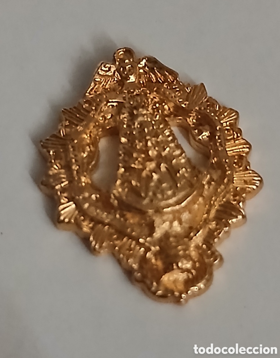 Antig&uuml;edades: INSIGNIA HERMANDAD ROCIO AYAMONTE HUELVA BA&Ntilde;O ORO 22 KILATES LAMINADO. EL CORREO 1994