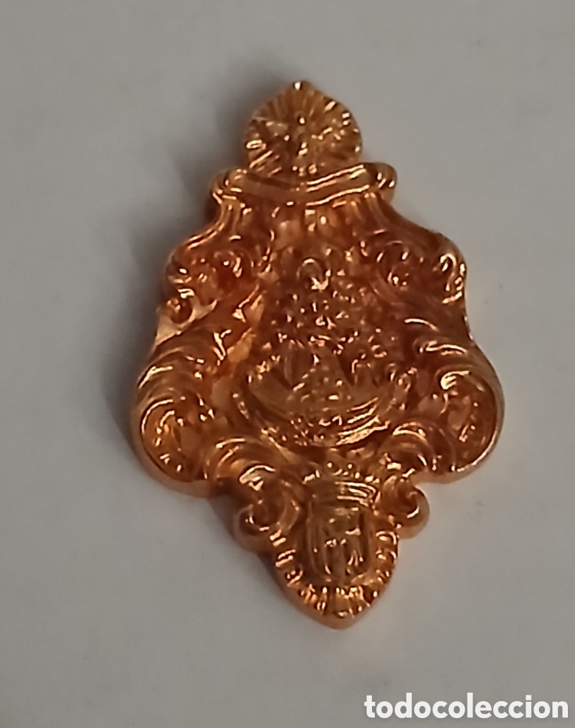 Antig&uuml;edades: INSIGNIA HERMANDAD ROCIO BOLULLOS DEL CONDADO HUELVA BA&Ntilde;O ORO 22 KILATES LAMINADO. EL CORREO 1994