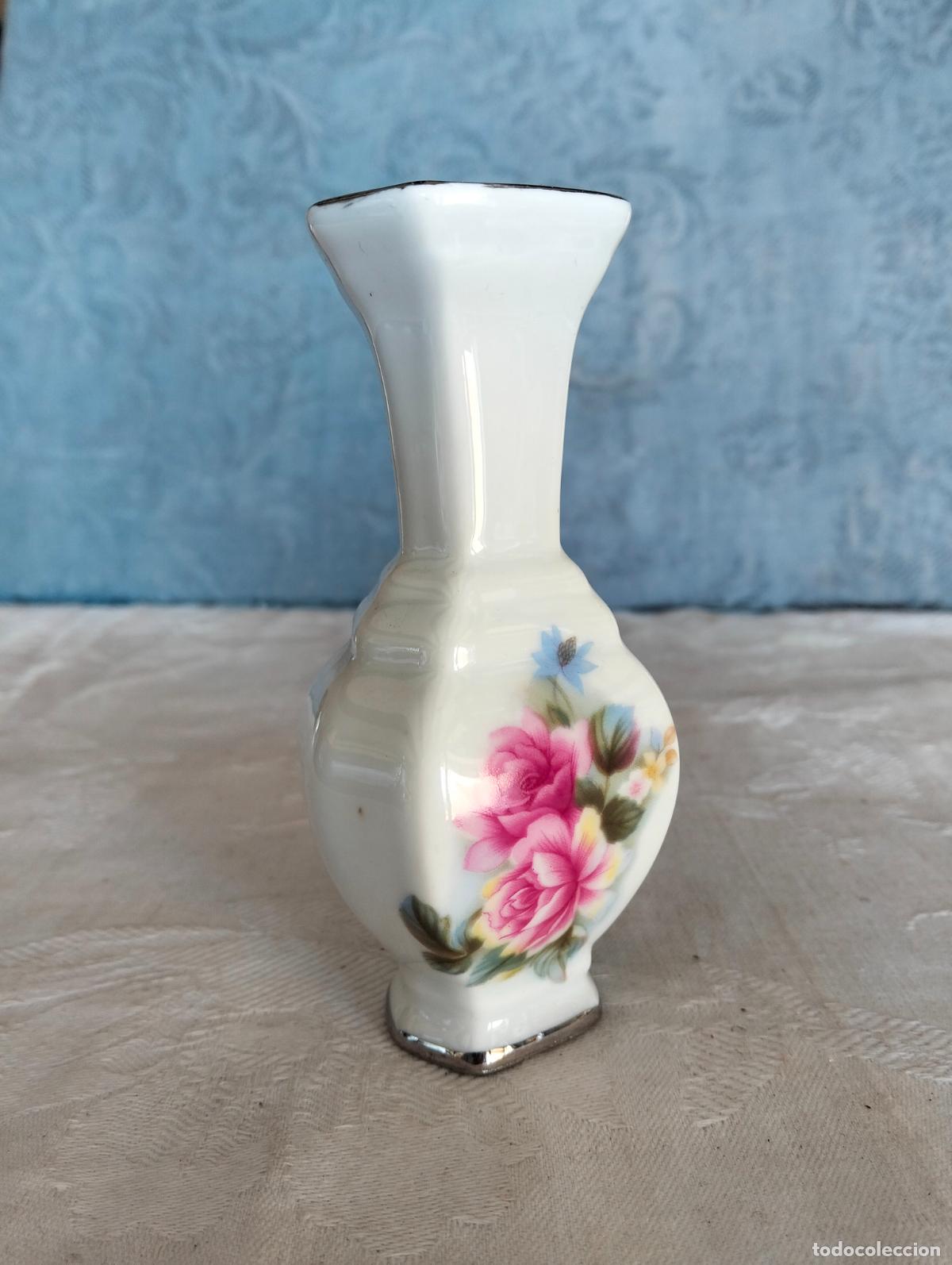 Oggetti Antichi: Jarr&oacute;n florero de porcelana blanca con flores rosas pintadas filo plateado a&ntilde;os 80